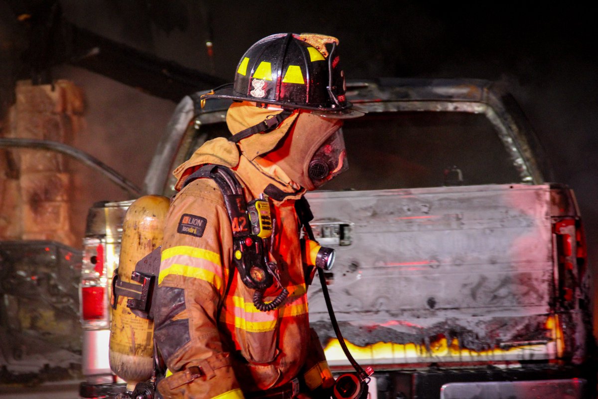 PasadenaFireTX's tweet photo. First arriving units reported a single-story residential structure fire with heavy fire conditions coming from the front of the structure and three motor vehicles fully involved in the front driveway under a large car port and exposures on both sides of the home. https://t.co/yBa8t05ED0