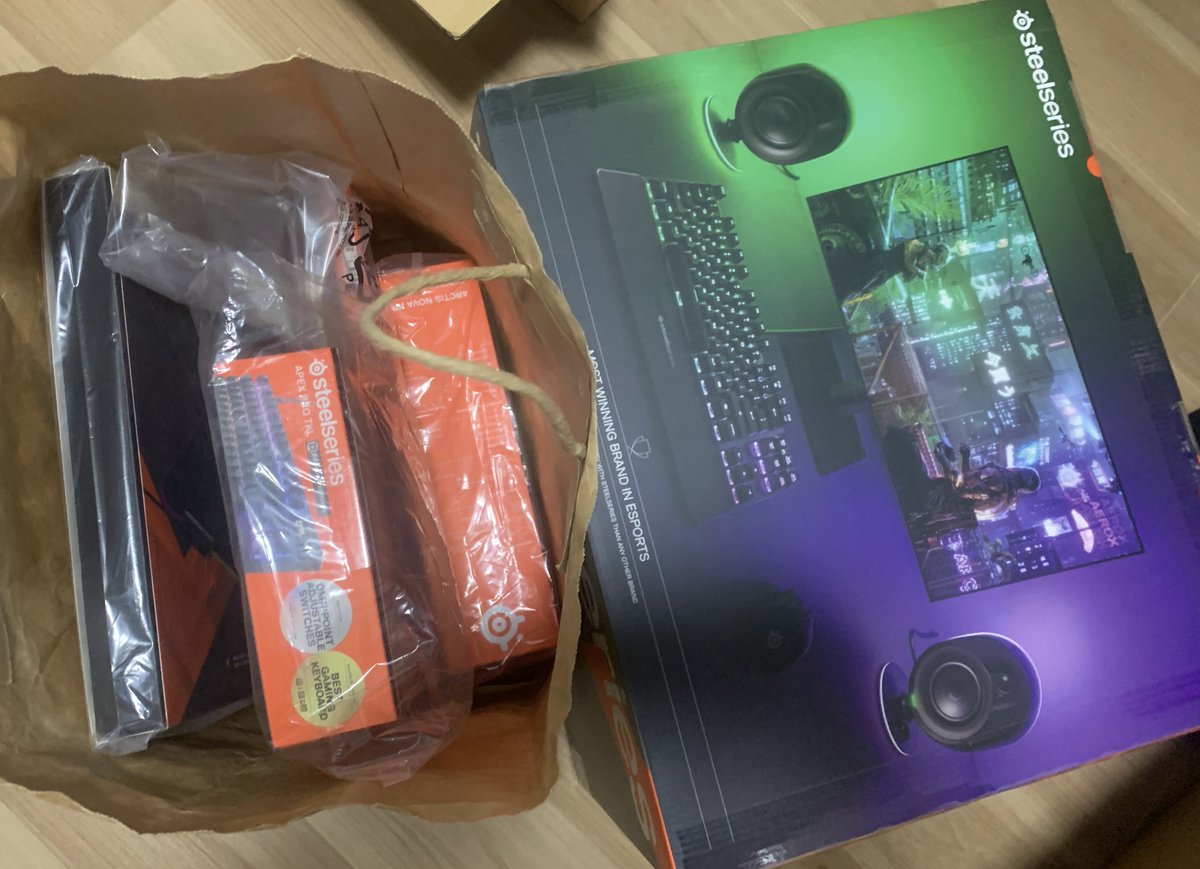 yomichiyuki's tweet photo. #SteelSeries 製品を沢山いただきました✨1番楽しみにしてたのは、イベントの時から気になっていためちゃでっかいスピーカー!ついに部屋に設置☺️👍
#ARENA7 ! 凄いデカいから運ぶのも大変なんだけど、その分、音の迫力は最高なんだよ🤭
他の製品も少しずつ載せて紹介していくね!
#声優eSports部 https://t.co/RSezl8I9yd