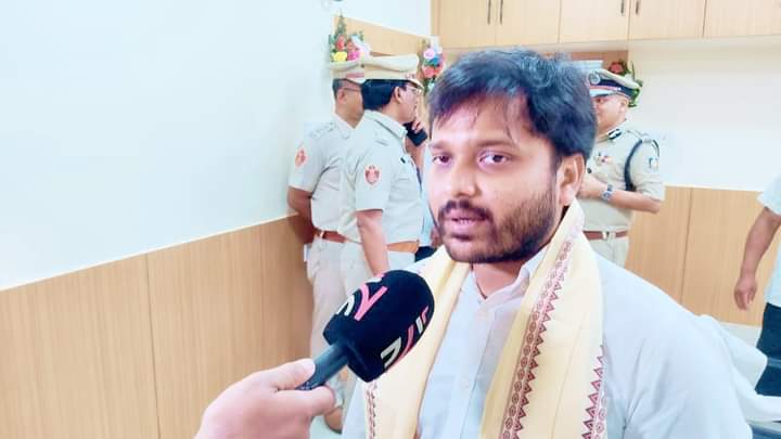 BiswalSouvic's tweet photo. ଅନ୍ୟାନ୍ୟ ବରିଷ୍ଠ ଆରକ୍ଷୀ ଅଧିକାରୀ ବୃନ୍ଦ, ଅଧିକ୍ଷକ, ବାହିନୀ, ସଜ୍ଜନ ମଣ୍ଡଳୀ, କର୍ପୋରେଟର ଗଣ, ମୁରବୀ, ପ୍ରତିନିଧି, ଗୁରୁଜନ, ବୁଦ୍ଧିଜୀବୀ ଓ ଅନ୍ୟାନ୍ୟ ମାନ୍ୟଗଣ୍ୟ ଅତିଥି ପ୍ରମୁଖ ଉପସ୍ଥିତ ଥିଲେ। ସମସ୍ତଙ୍କୁ ହୃଦୟରୁ ଅଶେଷ ଧନ୍ୟବାଦ୍ ଜଣାଉଛି।🙏🏻
#DevelopmentWorksInCuttack 👏 #Odisha 💐
#TransformingCuttack👮 https://t.co/mizyMTWIpb