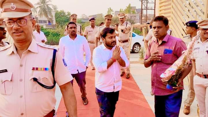 BiswalSouvic's tweet photo. ଅନ୍ୟାନ୍ୟ ବରିଷ୍ଠ ଆରକ୍ଷୀ ଅଧିକାରୀ ବୃନ୍ଦ, ଅଧିକ୍ଷକ, ବାହିନୀ, ସଜ୍ଜନ ମଣ୍ଡଳୀ, କର୍ପୋରେଟର ଗଣ, ମୁରବୀ, ପ୍ରତିନିଧି, ଗୁରୁଜନ, ବୁଦ୍ଧିଜୀବୀ ଓ ଅନ୍ୟାନ୍ୟ ମାନ୍ୟଗଣ୍ୟ ଅତିଥି ପ୍ରମୁଖ ଉପସ୍ଥିତ ଥିଲେ। ସମସ୍ତଙ୍କୁ ହୃଦୟରୁ ଅଶେଷ ଧନ୍ୟବାଦ୍ ଜଣାଉଛି।🙏🏻
#DevelopmentWorksInCuttack 👏 #Odisha 💐
#TransformingCuttack👮 https://t.co/mizyMTWIpb