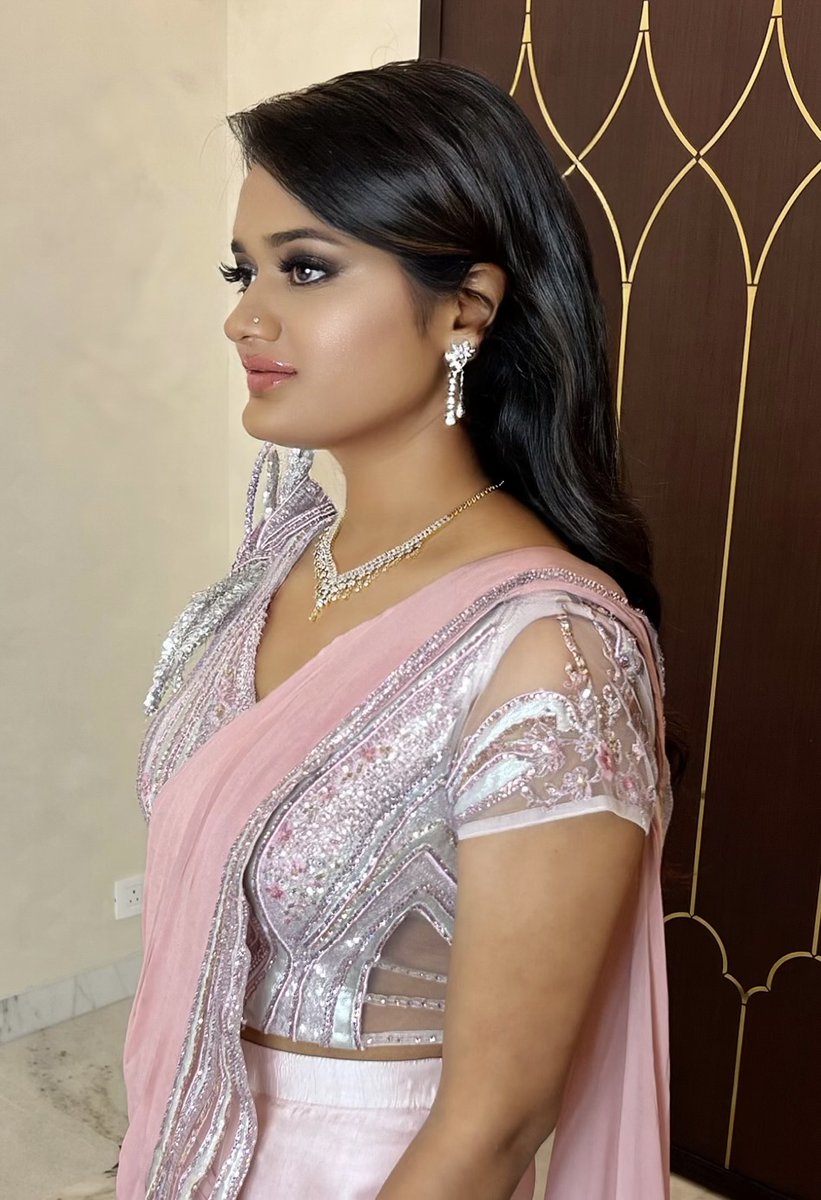 OjasRajani's tweet photo. The classic smokey eye never goes out of style. This version features shimmery eyes with a glossy lips.
Makeup and Hair: @ojasrajani
#ojasrajani #ojasrajaniacademy #sangeet #sangeetfunction #sangeetceremony #makeup #makeupartist #makeupaddict #makeupgeek #hair #hairstylist https://t.co/xK1a6RHN3R