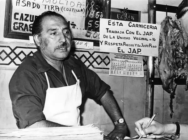 Rodrigo23521669's tweet photo. Allende, 22 enero, 1973: "Bueno, llega un momento en que tenemos que apretarnos el cinturón, todos. ¡No hay carne para nadie ni para el Presidente de la República, ni para la más modesta compañera de (la empresa) ex‐ Sumar!
Antes de @GabrielBoric , hubo un Allende. https://t.co/ELU5FlmIgh