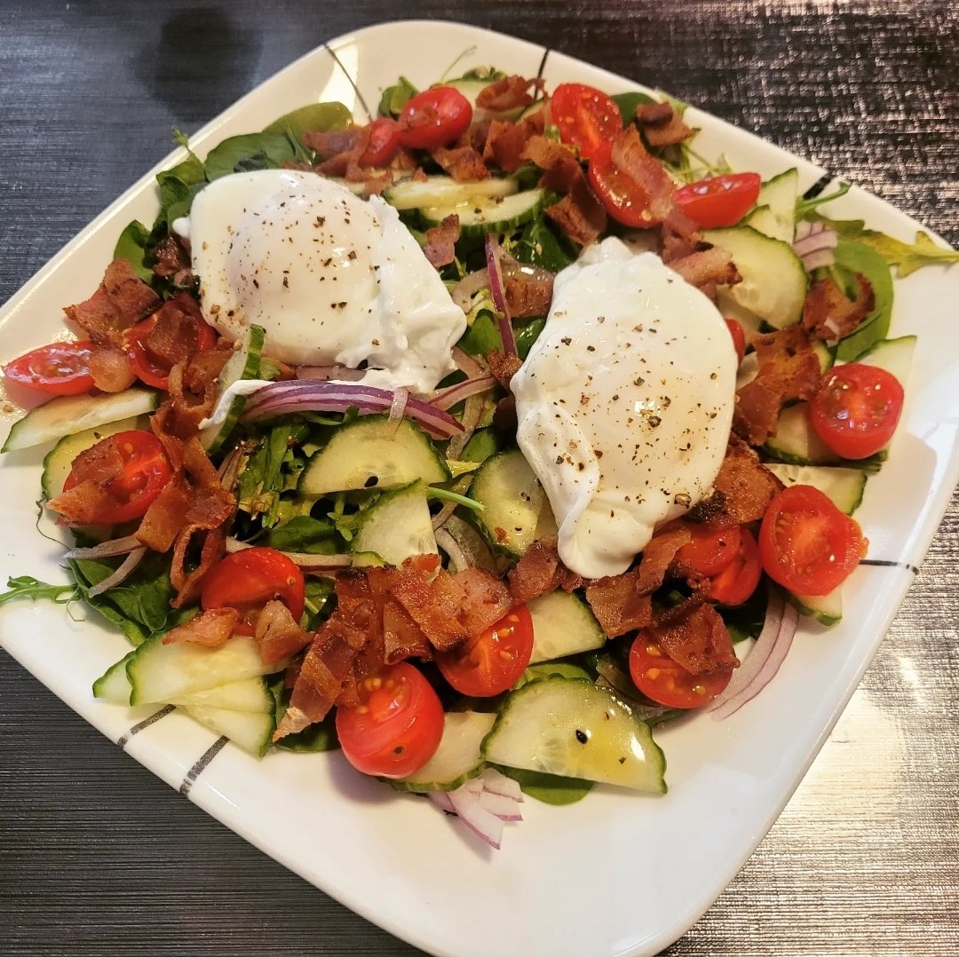 basenjimomcom's tweet image. RT @Phoenix0317: Bacon n Egg Salad 
Loving breakfast salads 🥗 😋 
#bacon #eggs #poachedeggs #mixedgreens #redonions #Cucumber #tomatoes #breakfast #salad #goodeats #breakfastsalad #chefathome  #homechef #healthyeats