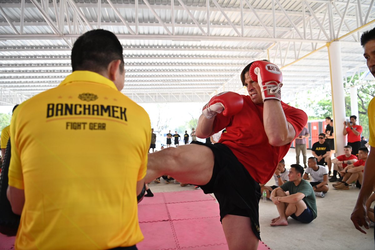 SMART_RTA's tweet image. “บัวขาว” นำ SOFT POWER มวยไทย (MUAYTHAI) สาธิตและฝึกสอนศิลปะแม่ไม้มวยไทยแก่ทหารอเมริกัน ภายใต้รหัสการฝึกร่วมผสม COBRA GOLD 2023 🇹🇭🇺🇸🥊

อ่านเพิ่มเติม
​m.facebook.com/story.php?stor…

#MUAYTHAI
#RTA
#USArmy
#SMARTSoldiersStrongarmy