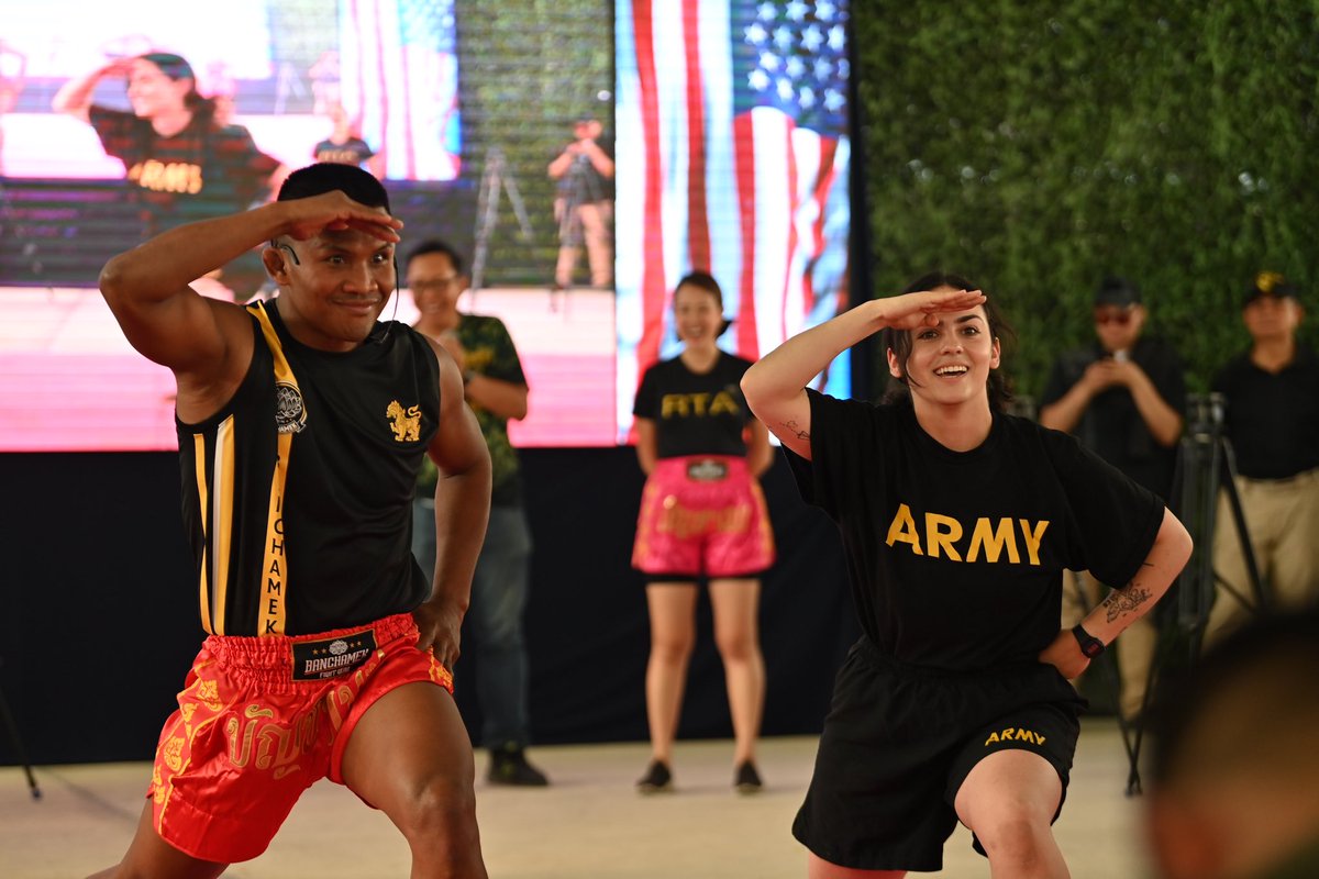 SMART_RTA's tweet image. “บัวขาว” นำ SOFT POWER มวยไทย (MUAYTHAI) สาธิตและฝึกสอนศิลปะแม่ไม้มวยไทยแก่ทหารอเมริกัน ภายใต้รหัสการฝึกร่วมผสม COBRA GOLD 2023 🇹🇭🇺🇸🥊

อ่านเพิ่มเติม
​m.facebook.com/story.php?stor…

#MUAYTHAI
#RTA
#USArmy
#SMARTSoldiersStrongarmy