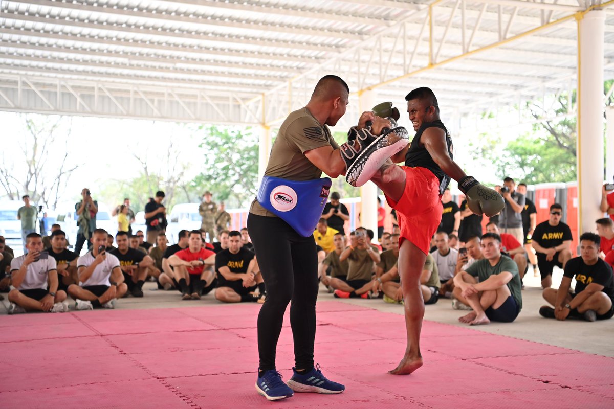 SMART_RTA's tweet image. “บัวขาว” นำ SOFT POWER มวยไทย (MUAYTHAI) สาธิตและฝึกสอนศิลปะแม่ไม้มวยไทยแก่ทหารอเมริกัน ภายใต้รหัสการฝึกร่วมผสม COBRA GOLD 2023 🇹🇭🇺🇸🥊

อ่านเพิ่มเติม
​m.facebook.com/story.php?stor…

#MUAYTHAI
#RTA
#USArmy
#SMARTSoldiersStrongarmy