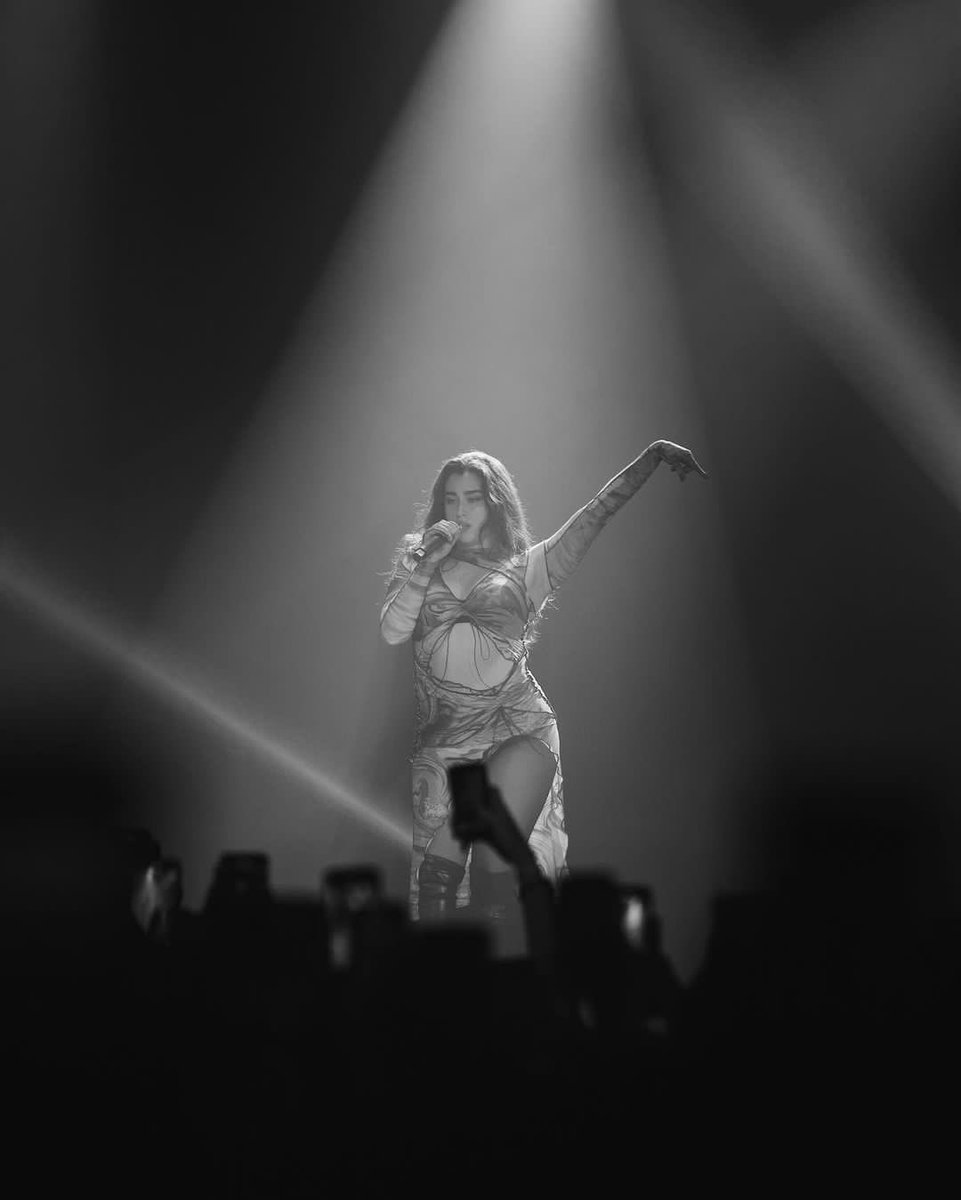 jaureguilineBR's tweet photo. Lauren publicou no Instagram: 

“Brasilll eu não consigo nem mesmo expressar a VIDA e a energia que vocês me deram😭 São Paulo eu nunca vou esquecer vocês terem ouvido Expectations pela primeira vez e aqui estamos nós 5 anos e vocês cantaram CADA PALAVRA DE CADA MÚSICA que eu escrevi desde então. Vocês são um público MÁGICO. Nós criamos encanto juntos. Eu não conseguia ouvir merda nenhuma KKKKK mas eu senti vocês todos na minha alma e o maior presente é poder compartilhar essas músicas com vocês e ao redor do mundo. EU TE AMO MUITO MUITO  até a próxima vez!”