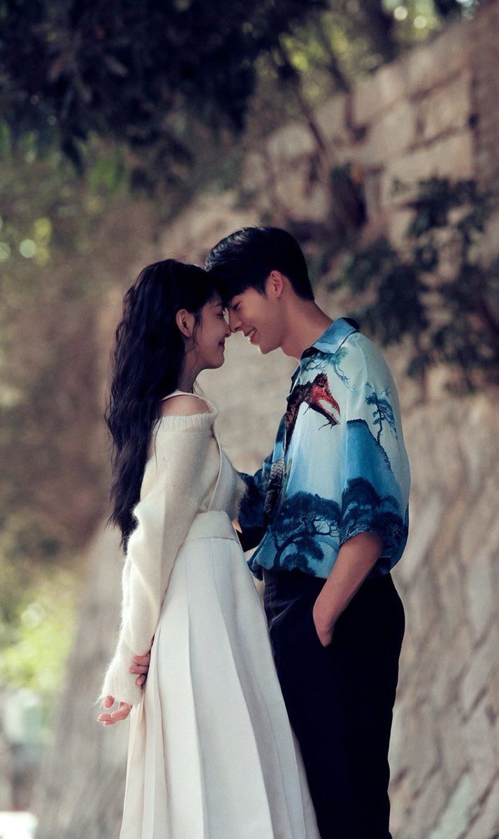 여우리 커플이었던 그때의 연장선 같았던 이 날 화보촬영
용츠와 샤오치의 헤어짐은 아직도 아쉽다
모든 만남에는 적절한 시기와 운이 존재한다는걸
뼈저리게 느끼고 함께 아파했던 작품