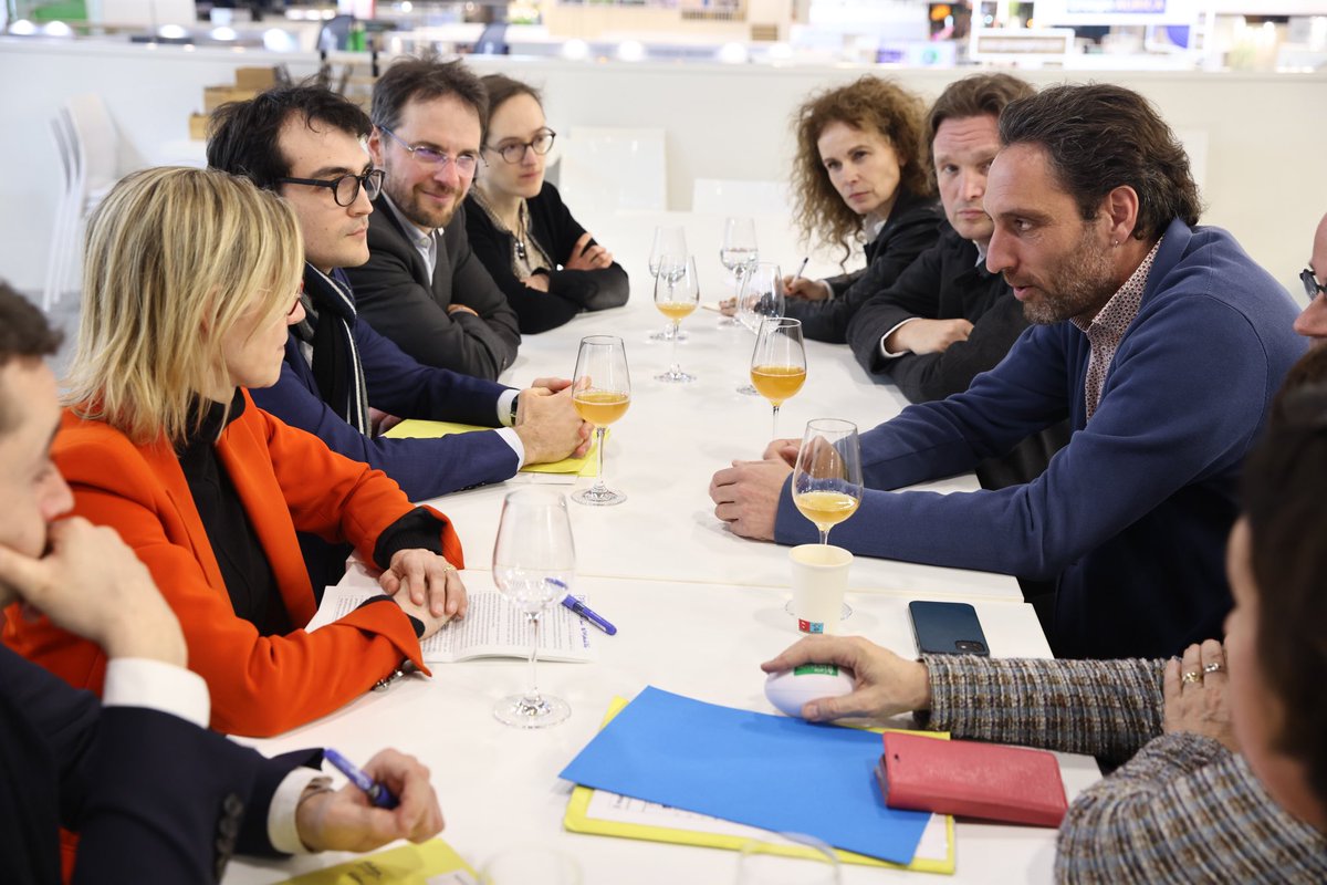 Discussion au #SIA2023 autour de la #méthanisation avec Mme La Ministre <a href="/AgnesRunacher/">Agnès Pannier-Runacher 🇫🇷🇪🇺</a>, @ChLambert_FNSEA, <a href="/ebothorel/">Éric Bothorel #FluctuatNecMergitur</a> <a href="/olivierpaysan/">Olivier Dauger</a>, <a href="/JfDelaitre/">Jean-François Delaitre</a> <a href="/AAMF_Agris/">Agriculteurs Méthaniseurs de France</a> <a href="/CFredericq/">Cécile FREDERICQ-PODDEVIN</a> <a href="/GazRenouvFrance/">France Gaz Renouvelables</a>. Merci à la <a href="/FNSEA/">La FNSEA</a> pour son accueil sur son stand.
#GazVert #Agriculture #Energie #GRDF