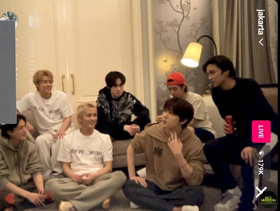 nct_menfess's tweet photo. nct! jeno bilang : "orang orang di baris paling depan tidak bisa melompat meskipun mereka mau" dan dreamies kek "tapi bagian belakangnya cukup luas! jadi para penggemar di belakang menari nari" 
trs renjun bilang : "ini kek festival!! aku ingin masuk ke dalam kerumunan  (cont..) https://t.co/ESsuIVwH2m