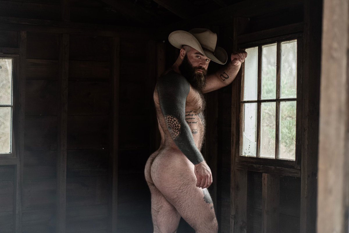 Does this cowboy hat make my ass look big? 📸: @ZackZerbe