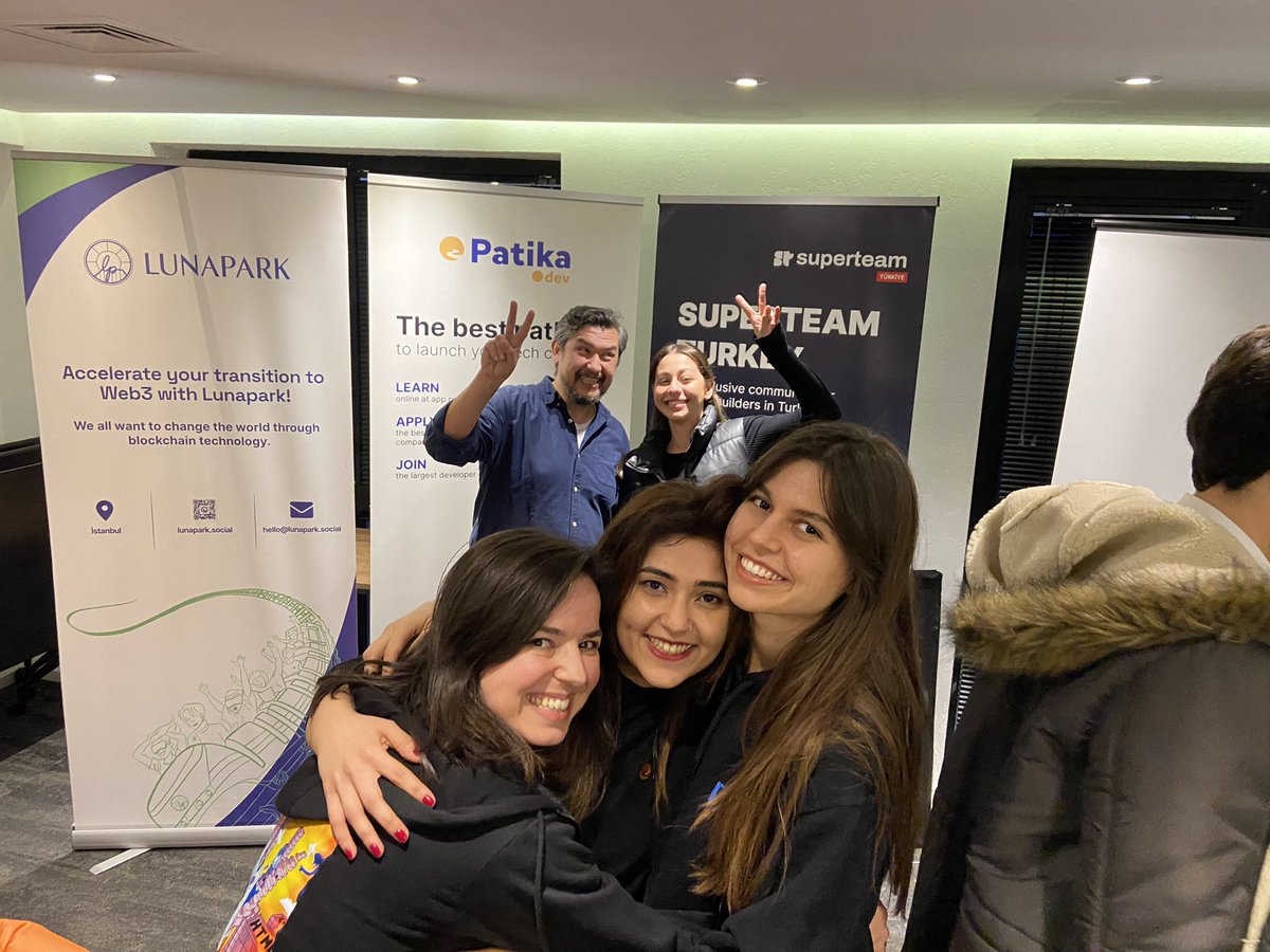 - Patika.dev ekibinin tatlılığını tartışırken arkadaki jürimizin daha tatlı olması 🫠🤍🫶

<a href="/muratkahraman/">Murat Kahraman 🕹</a> <a href="/deriinkeskin/">Derin Keskin</a> <a href="/ozgeacik/">Özge</a> <a href="/suleerkk/">Şule Erk</a> ve Cansu 🤍