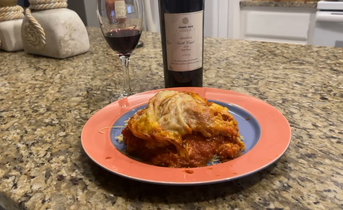 ucfoodietv's tweet image. Want Chicken Parm while traveling? Try this Hack even Peyton would love. buff.ly/3IusVYk #chickenparm #dinnerhack #foodhack #travel #food #wine #mixology #golf #UndercoverJetsetter #JohnDaly #SusanAnzalone #TravelLikeALocal #shotOniPhone #recipes #offbeatenpath