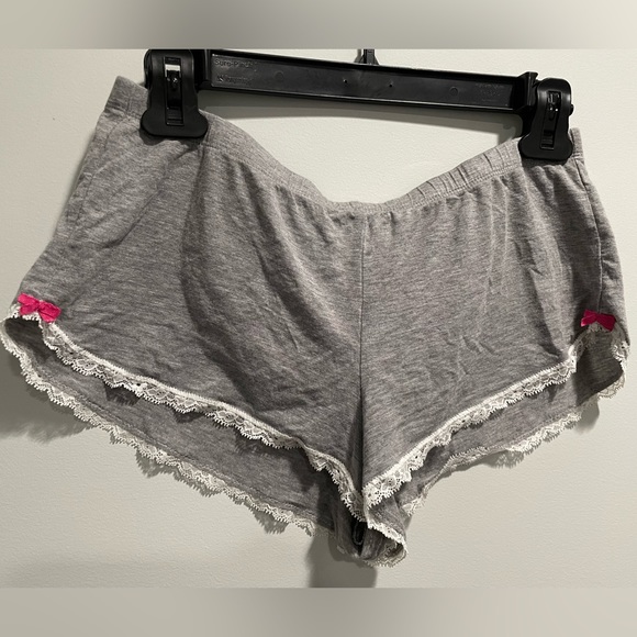 rebeccaclarkedc's tweet photo. So good I had to share! Check out all the items I'm loving on @Poshmarkapp from @ShellCurvy #poshmark #fashion #style #shopmycloset #halogen #zenanaoutfitters #victoriassecret: https://t.co/xkORlSmy4q https://t.co/ZaIDOsrjQf