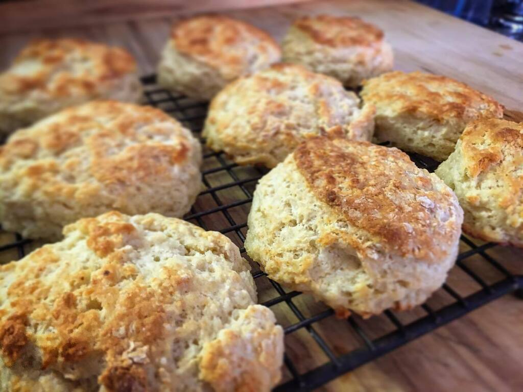 Sunday mornings are sometimes all about hot buttermilk biscuits and coffee. Playing around with a recipe here. Bring on the honey and the extra butter!
.
.
.
.
#biscuits #buttermilk #foodspo #foodporn #eatitlikeyoustoleit #buttermakesitbetter instagr.am/p/Cpab6tnOnoO/
