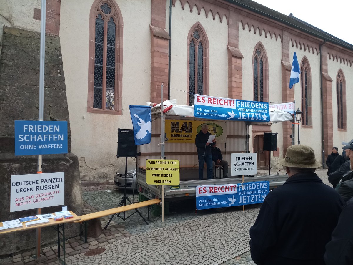 Das war die heutige Friedenskundgebung in Endingen am Kaiserstuhl. Aggressive Töne dagegen ('Querdenker klatschen') kamen aus einer kleinen Gruppe um Ex-Stadtrat Sebastian Müller.