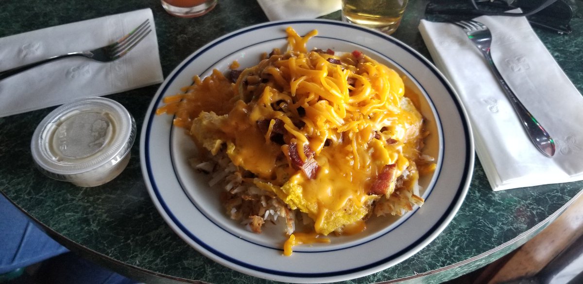 mrrios123's tweet photo. This breakfast did not disappoint. Eggs,bacon,cheese and hashbrowns with a side of gravy. https://t.co/ks36nmRSAu
