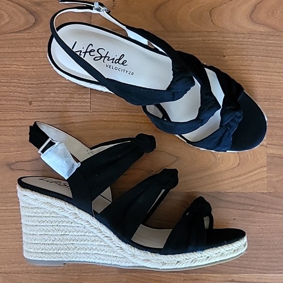 TaylorFoss5's tweet photo. So good I had to share! Check out all the items I'm loving on @Poshmarkapp #poshmark #fashion #style #shopmycloset #croftbarrow #lifestride: https://t.co/2Jz6zl8p0B https://t.co/qt1VUEp5eY