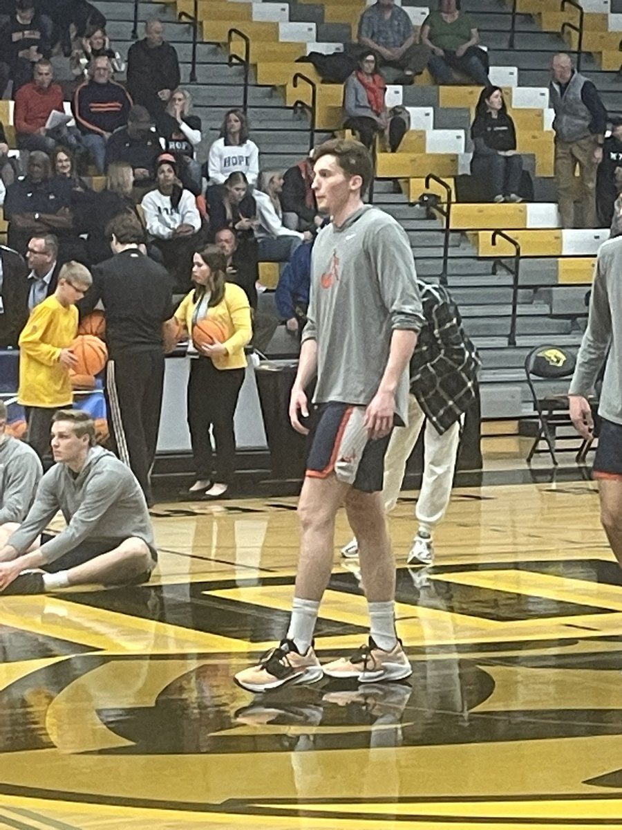 BataviaBBBall's tweet image. Last night 2 Bulldogs squared off in the 2nd round of the NCAA D 3 tournament. Devin Cheaney ‘20 (Hope College) played Eric Peterson ‘18 (Wisconsin Oshkosh). Great game with Oshkosh getting a 1pt win. Great to see both guys. @d_cheanz40 @epete11_ @UWOMBB @Hope_Basketball