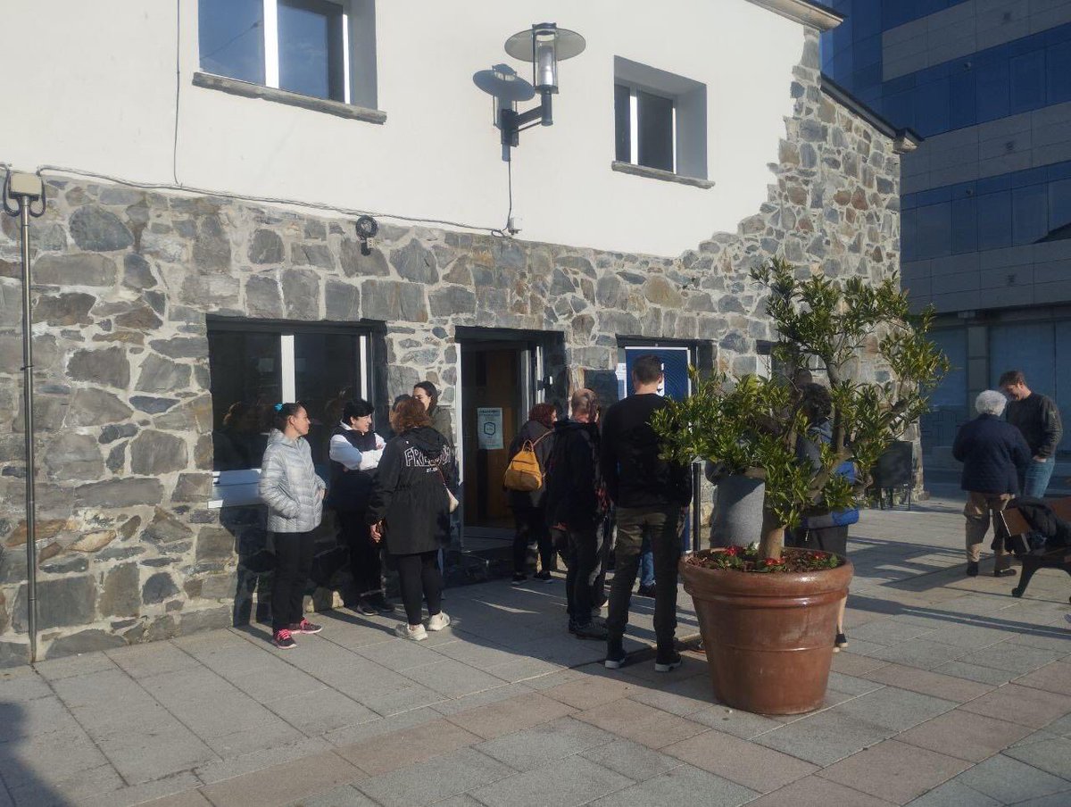 sadamaioria's tweet photo. Seguimos a recibir veciños e veciñas na OMIX. Hoxe a praza da Peixaría está a vivir unha gran xornada de participación nas nosas #Primarias2023. Lembra que tes até ás 20:00 horas para votar! #TiDecides #5MEuVoto #Democracia #Participación https://t.co/sw4626I8du