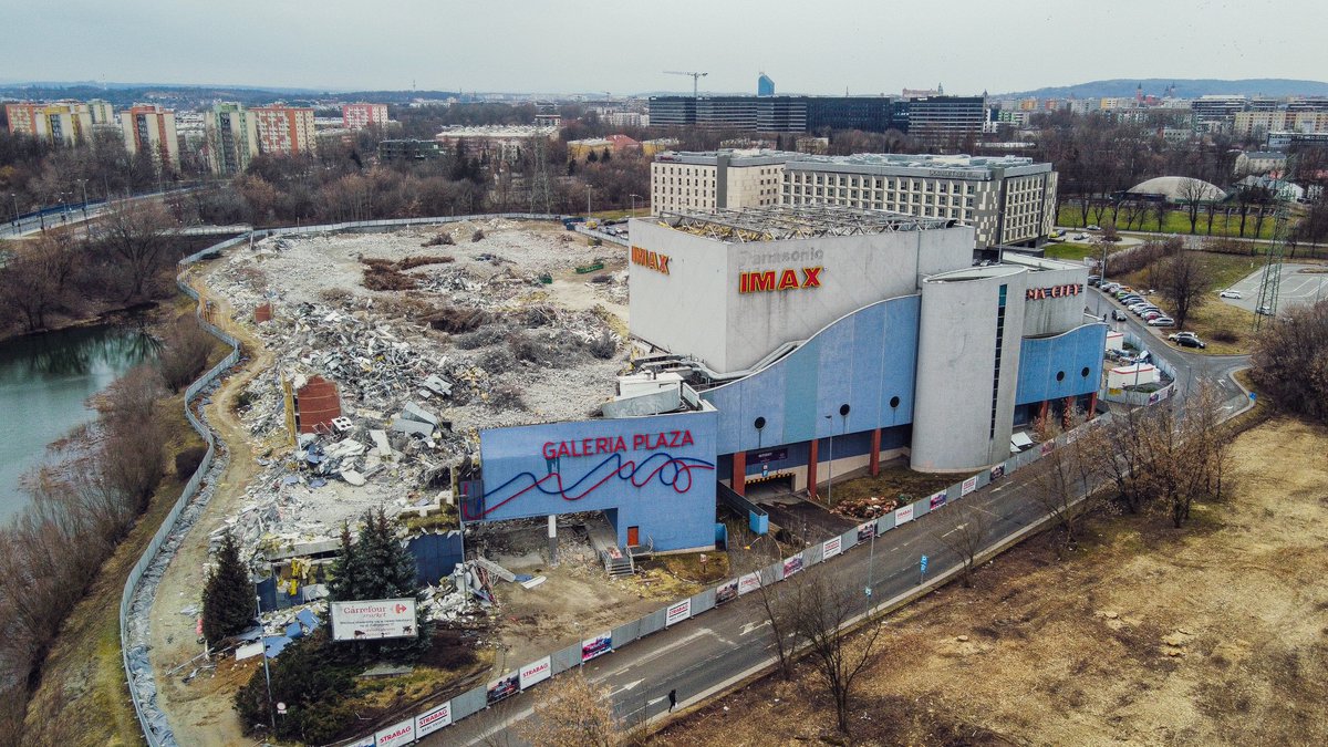 TomaszKawa's tweet photo. To jest już koniec…
Otwarte w 2002 roku Centrum Handlowe Plaza zostało zrównane z ziemią. Dla mnie to miejsce to kawał historii, bo poza sklepami było tutaj kino, kręgielnia, siłownia oraz w pewnym momencie fajna imprezownia 😢
#TeamDrone https://t.co/GSeVQjjhDh