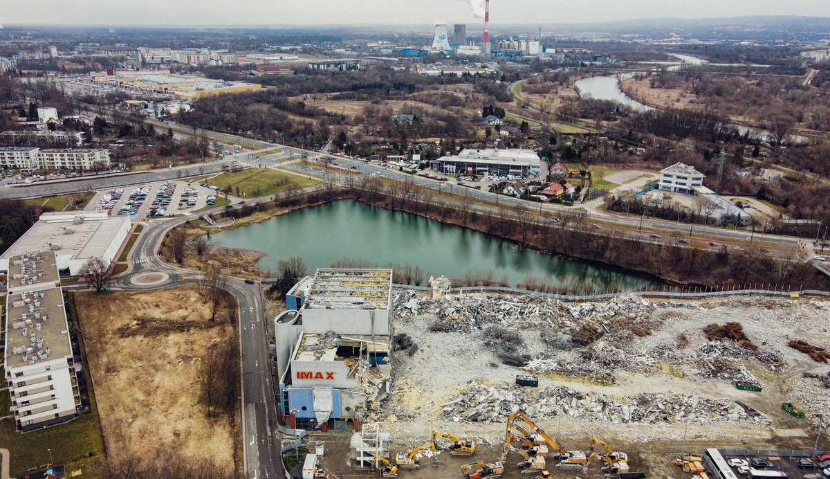 TomaszKawa's tweet photo. To jest już koniec…
Otwarte w 2002 roku Centrum Handlowe Plaza zostało zrównane z ziemią. Dla mnie to miejsce to kawał historii, bo poza sklepami było tutaj kino, kręgielnia, siłownia oraz w pewnym momencie fajna imprezownia 😢
#TeamDrone https://t.co/GSeVQjjhDh