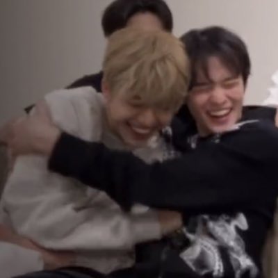 jaemlepics's tweet photo. 144p jaemle hug https://t.co/PxHIHEYRN0