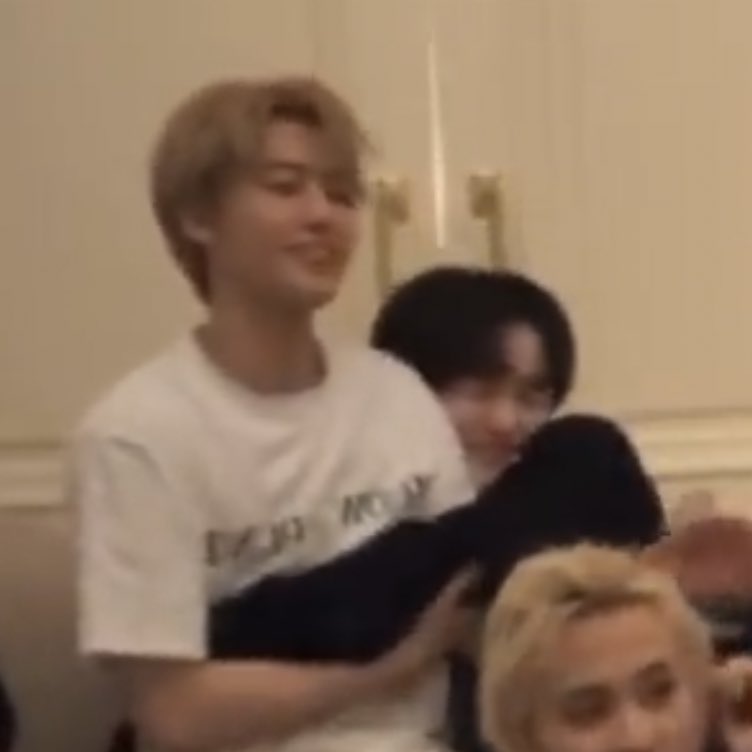 jaemlepics's tweet photo. 144p jaemle hug https://t.co/PxHIHEYRN0