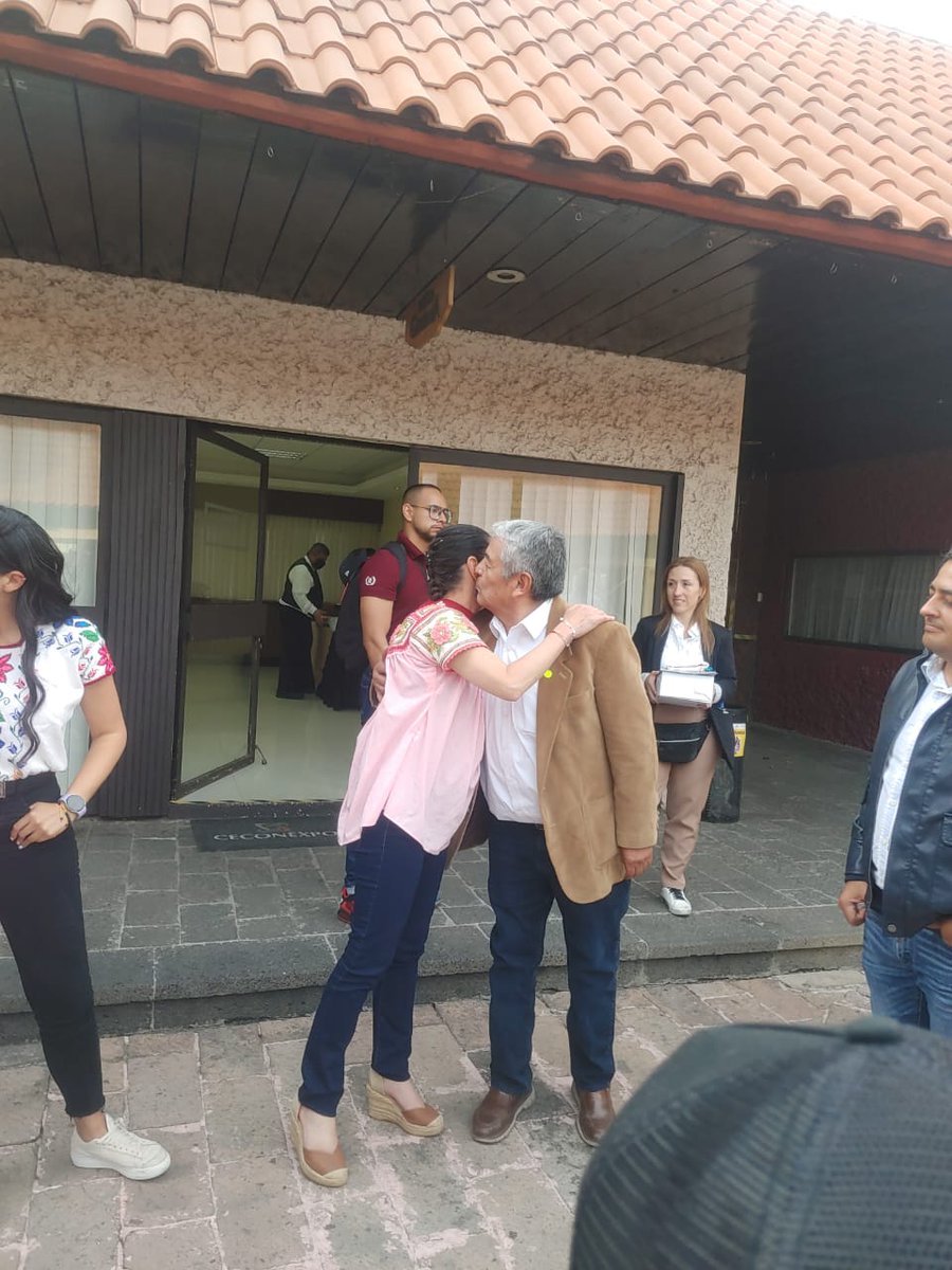 esclaudia_mich's tweet photo. Red ciudadana Es Claudia Michoacán 2024 , dimos una calurosa bienvenida a Claudia Sheinbaum al Teatro Morelos.
"La virtud de un buen gobierno es que se ponga al servicio de la gente". 
Te queremos y respetamos querida jefa👏🫶💞 Vuelve pronto a nuestro estado tu segunda casa. https://t.co/TaeU06raen