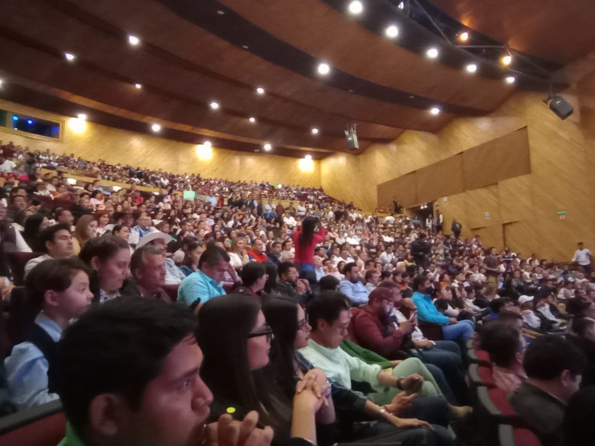 esclaudia_mich's tweet photo. Red ciudadana Es Claudia Michoacán 2024 , dimos una calurosa bienvenida a Claudia Sheinbaum al Teatro Morelos.
"La virtud de un buen gobierno es que se ponga al servicio de la gente". 
Te queremos y respetamos querida jefa👏🫶💞 Vuelve pronto a nuestro estado tu segunda casa. https://t.co/TaeU06raen