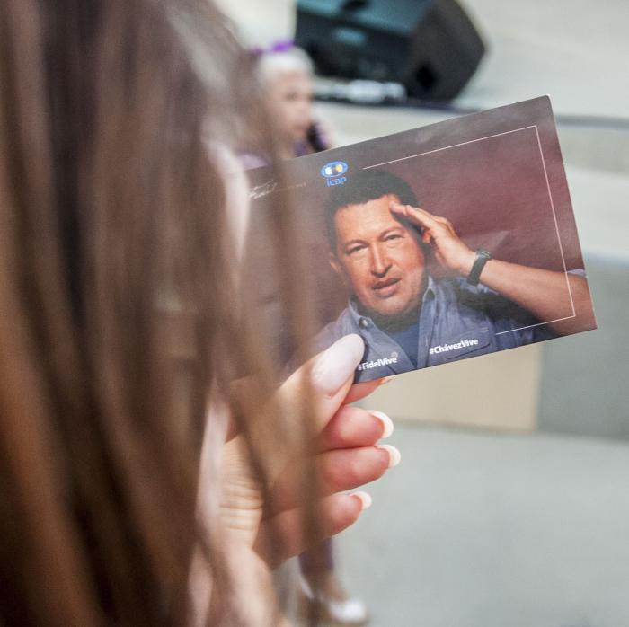 CubacooperaGu's tweet photo. #Chávez está más vigente que nunca, es presente y futuro en las batallas que damos por la soberanía de nuestros países, en él se conjugaron las dotes de un líder, heredero de un pensamiento emancipador y soñador de una América unida e integrada.
#ChavezSiempreChavez
#CubaCoopera https://t.co/bWljtKkVwe