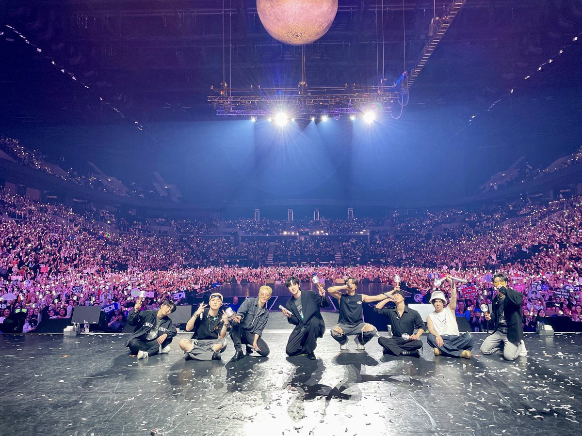 chenlerawr's tweet photo. omg not me litterally having a selfie with ateez https://t.co/PArrgmElR5