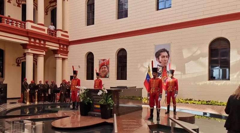 Rinden sentido homenaje al Comandante Chávez en el Cuartel de la Montaña

#YoSoyChávez 

vtv.gob.ve/rinden-homenaj…