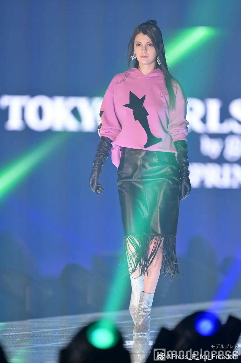 помните влада сидорова случайно попавшего на китайский продюс отчаянно пытавшегося оттуда свалить чтоб не стать айдолом но которого фанаты довели до финала он же там был лелушем имя из его любимого аниме так вот он вчера в японии представил свой бренд одежды в коллабе с код гиасс