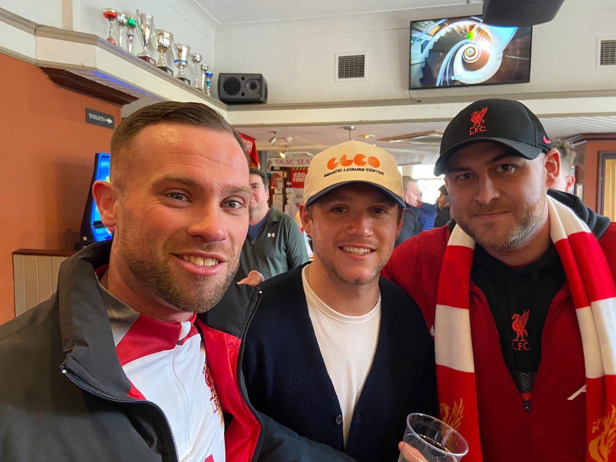 _SarahRoseM_'s tweet photo. My cousin just met Niall Horan at a pub in Liverpool not jealous at all 🙃🙃 https://t.co/iIry6UpKeN