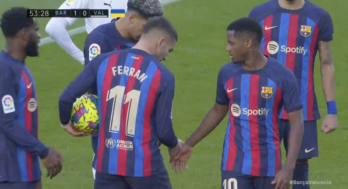 MesQueUnTalk's tweet photo. Une scène et une attitude déplorable… On en reparlera dans le Space débrief de ce match #BarcaValencia #Barca #MQUT https://t.co/yGFjmOZwLb
