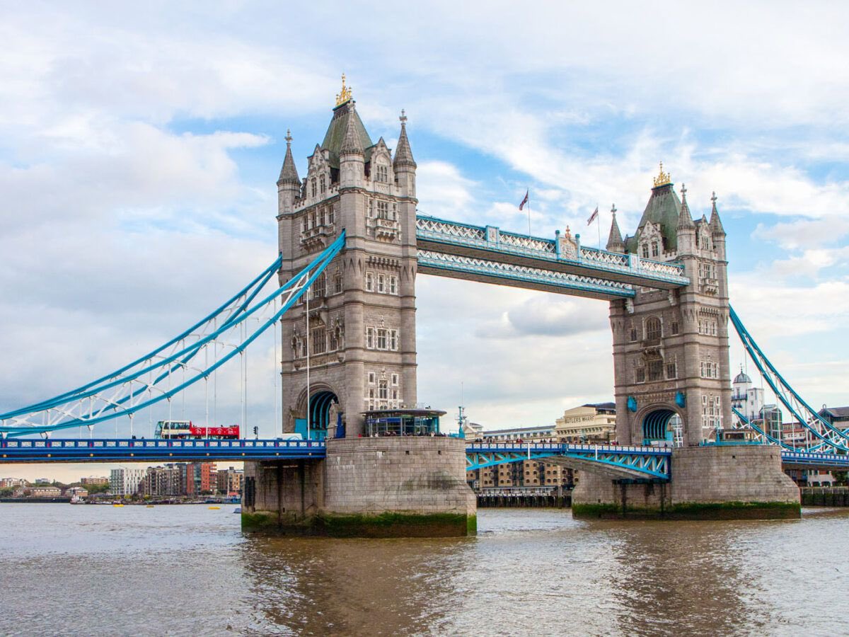 englishuklondon's tweet photo. Chilly but dry day in #London, perfect to start our #EUKLondonFamTrip - the first of this year! While we wait for all our selected ETOs to join us at the meeting point, we want to sincerely thank @biztradegovuk for their support with this important event! #StudyENGLISHInLondon https://t.co/TGUM6Yw4dy