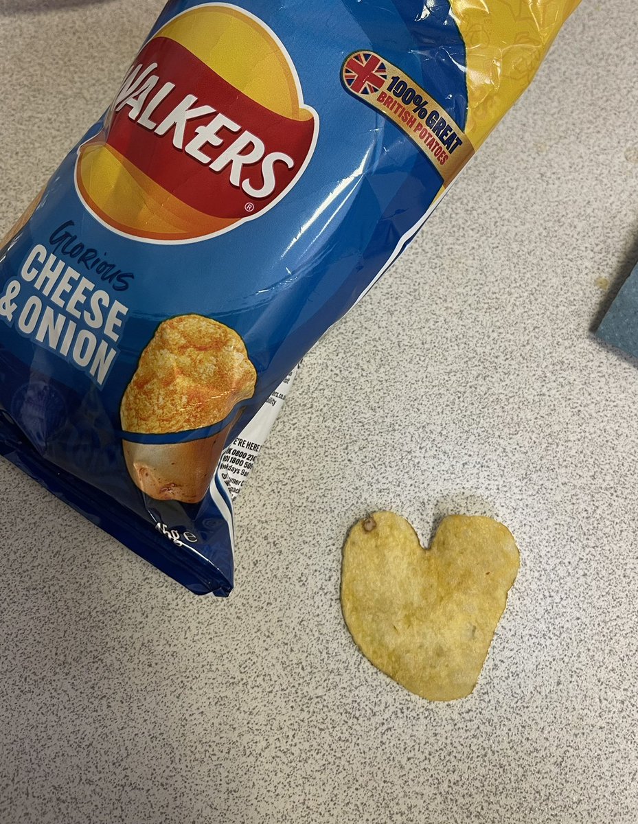 megan_kellyxx's tweet photo. Omg Found one! A heart crisp ❤️✨ @walkers_crisps #lovefromwalkers https://t.co/volWSqbaQQ