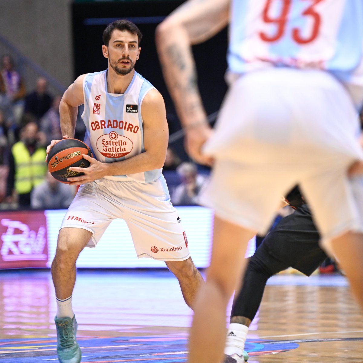 Hoy tenemos otro 𝘿𝙐𝙀𝙇𝘼𝙕𝙊 sobre la cancha de Fontes do Sar y yo no consigo decidirme...

🔁 𝗥𝗧 si la camiseta del <a href="/RMBaloncesto/">Real Madrid Basket</a> y <a href="/MarvelSpain/">Marvel España</a> 
❤️ 𝗠𝗚 si la camiseta retro de <a href="/OBRADOIROCAB/">MONBUS OBRADOIRO</a> 

#LigaEndesa