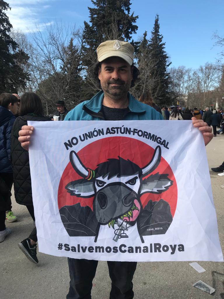 PDMAAragon's tweet photo. Quién está en contra de la unión de estaciones y también dice que #SalvemosCanalRoya? Francisco Fraguas actor de @OregonTv
#NoALaUnionEstaciones
#AnayetParqueNatural
#SalvemosCastanesa https://t.co/ecPhNwCdws