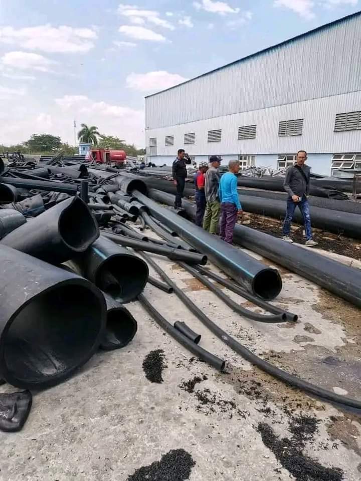 CanalCaribeCuba's tweet photo. | #CanalCaribe   👨‍🚒❗🔥 #Actualidad| 
Este sábado ocurrió un incendio en el patio de almacenamiento de la fábrica de tubos de #Holguín, por presunta acción negligente de visitante en ese centro. Acción efectiva de bomberos y trabajadores permitió extinguir el fuego.

✍️  ¡Ahora! https://t.co/MxjhGw46sq