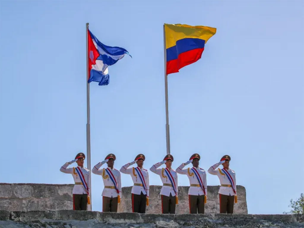 AccrevenO's tweet photo. @AccrevenO  recuerda hoy al Comandante #ChavezVive a 10 años de su desaparición física "Volviste gigante, como líder del proceso revolucionario victorioso de tu pueblo" @embacubaven @ConsulCuba_Ccs  @movsolid_vencub @NacionyEmig  @Glcinformacion   @humberto_perez @PresidenciaCuba https://t.co/CN4v81dz1J
