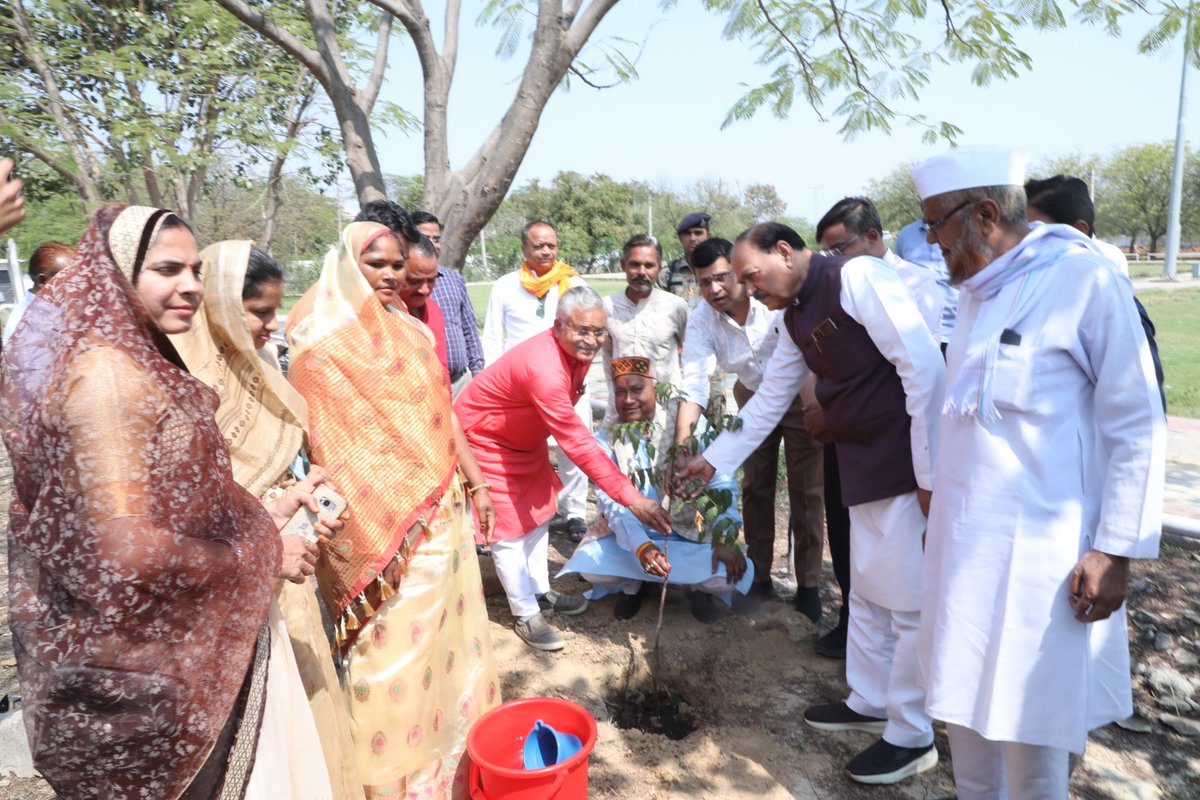 Kailash4BJP's tweet photo. #एक_वृक्ष_मेरा_उपहार #Plant4Shivraj #PlantInMP
प्रतिदिन पौधारोपण के संकल्प के माध्यम से पर्यावरण संरक्षण का संदेश देने वाले प्रकृति प्रेमी, @CMMadhyaPradesh मा. @ChouhanShivraj जी के 64वें जन्मदिवस के अवसर पर आज #श्योपुर जिला कलेक्ट्रेट परिसर एवं शिव वाटिका में #वृक्षारोपण किया। https://t.co/SZt4SZa3sI