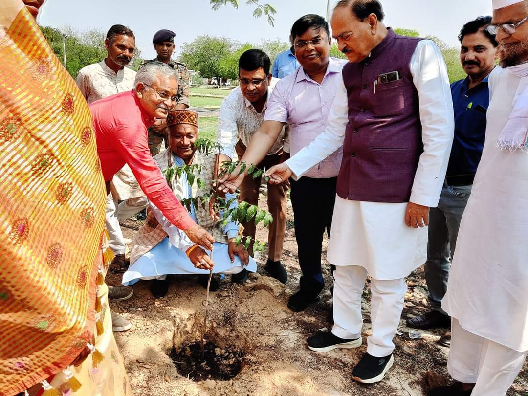Kailash4BJP's tweet photo. #एक_वृक्ष_मेरा_उपहार #Plant4Shivraj #PlantInMP
प्रतिदिन पौधारोपण के संकल्प के माध्यम से पर्यावरण संरक्षण का संदेश देने वाले प्रकृति प्रेमी, @CMMadhyaPradesh मा. @ChouhanShivraj जी के 64वें जन्मदिवस के अवसर पर आज #श्योपुर जिला कलेक्ट्रेट परिसर एवं शिव वाटिका में #वृक्षारोपण किया। https://t.co/SZt4SZa3sI