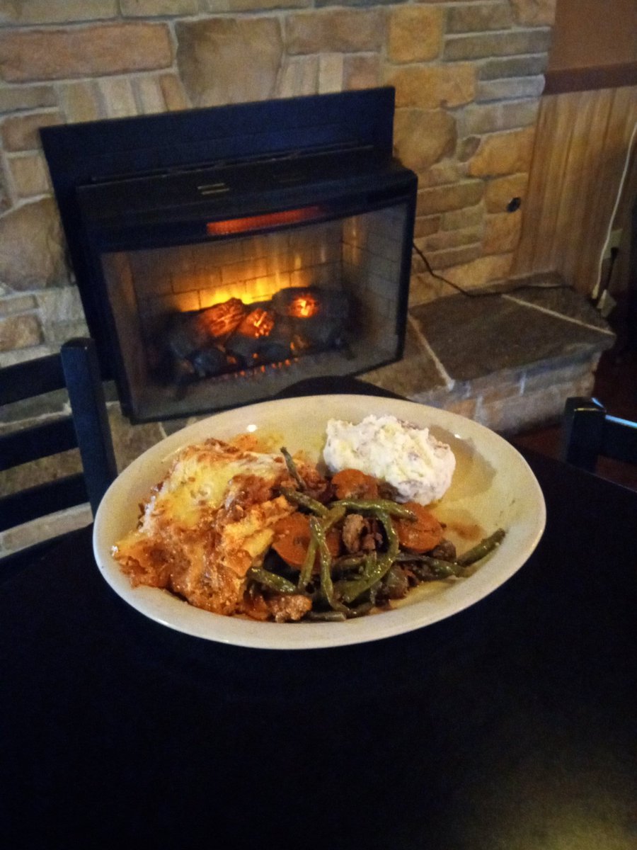 ChefAussie2022's tweet image. lasagna and vegetables perfect comfort food