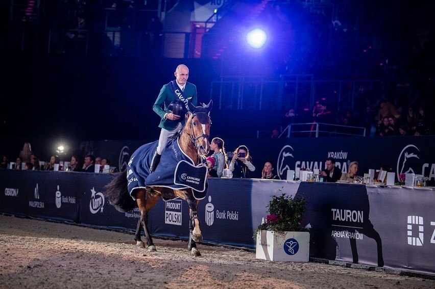 equistapl's tweet photo. Najlepszy w PKO Grand Prix i najlepszy w Cavaliada Tour 2022/2023 - Jarosław Skrzyczyński! ❤️‍🔥❤️‍🔥❤️‍🔥

Zapraszamy na nasze obszerne podsumowanie i galerie zdjęć znajdziecie na naszej stronie www oraz instastory ♥️

📸➡️ @kaskalfoto 👌🏻
—
@equistapl #wear… https://t.co/A7DYPKQoZY https://t.co/nrH4RK6QtI
