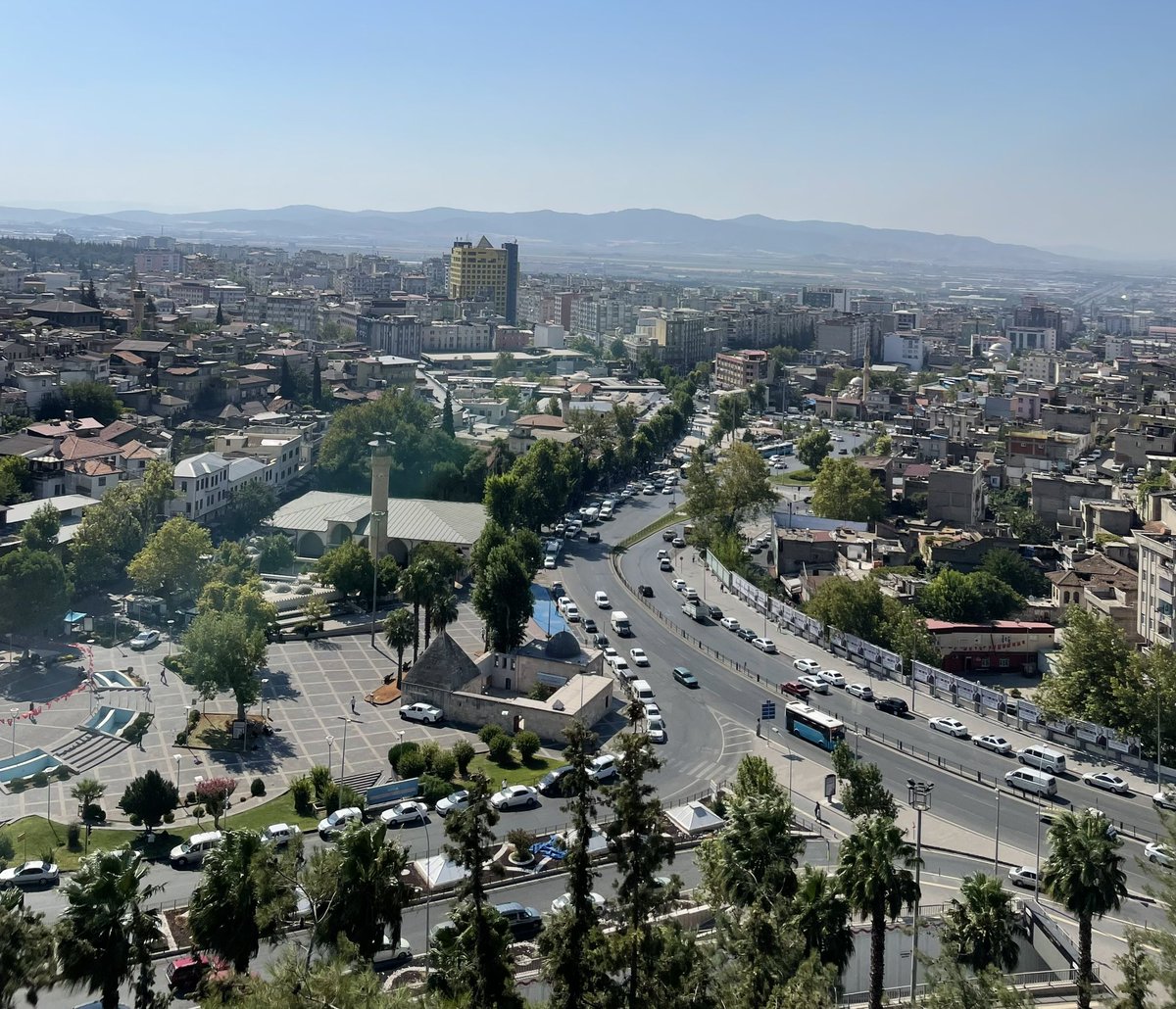 İnsanın evi yıkılınca değil, memleketi yıkılınca evsiz kalırmış..