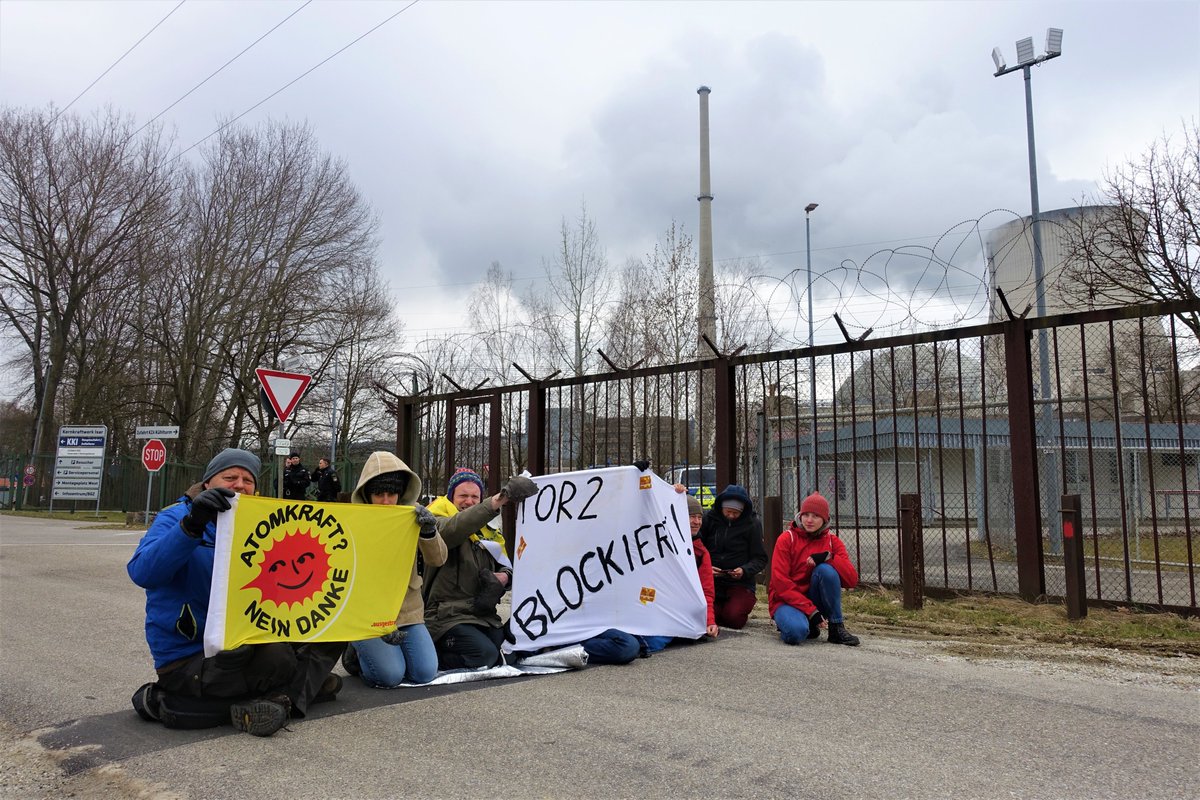 AKWRunterfahren's tweet photo. Gestern haben wir mit rund 50 Menschen das AKW Isar II blockiert. Dieses Mal gab es im Gegensatz zu unseren bisherigen Warnblockaden sogar mehrere Blockadepunkte. Schon mit der Ankündigung unserer Aktion haben wir den Betrieb gehörig durcheinander gebracht 🥳
#Runterfahren https://t.co/ohfneNjGw5