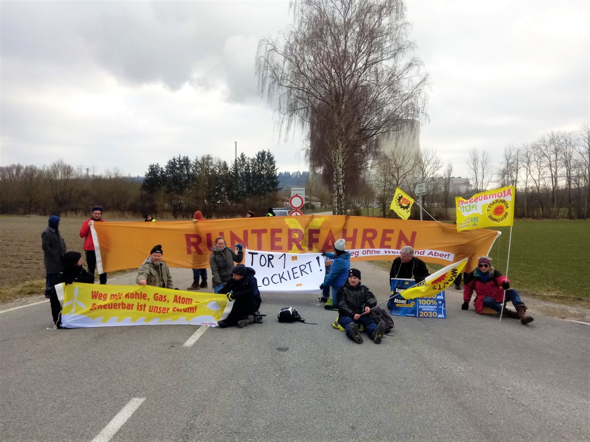 AKWRunterfahren's tweet photo. Gestern haben wir mit rund 50 Menschen das AKW Isar II blockiert. Dieses Mal gab es im Gegensatz zu unseren bisherigen Warnblockaden sogar mehrere Blockadepunkte. Schon mit der Ankündigung unserer Aktion haben wir den Betrieb gehörig durcheinander gebracht 🥳
#Runterfahren https://t.co/ohfneNjGw5