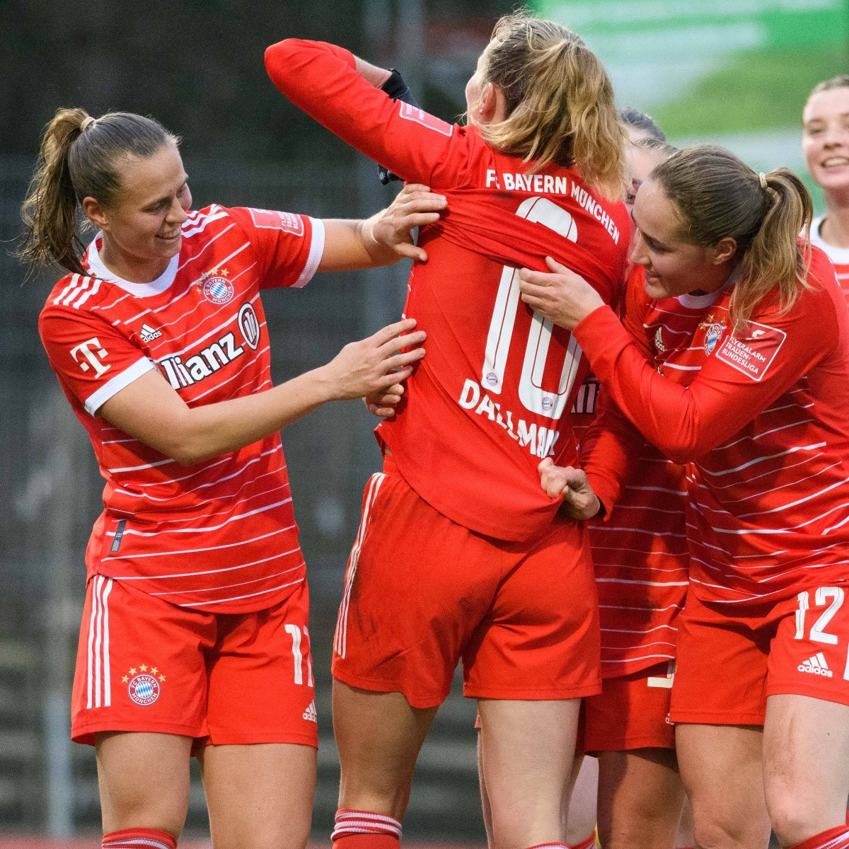 DFB_Frauen's tweet photo. Die @FCBfrauen gewinnen in Bremen und kommen auf 2 Punkte an Tabellenführer Wolfsburg ran. Meppen und die @SGSEssen teilen die Punkte. ✔️

#DieLiga #SVWFCB #SVMSGS | 📸 Imago https://t.co/KQGmNaTS7v